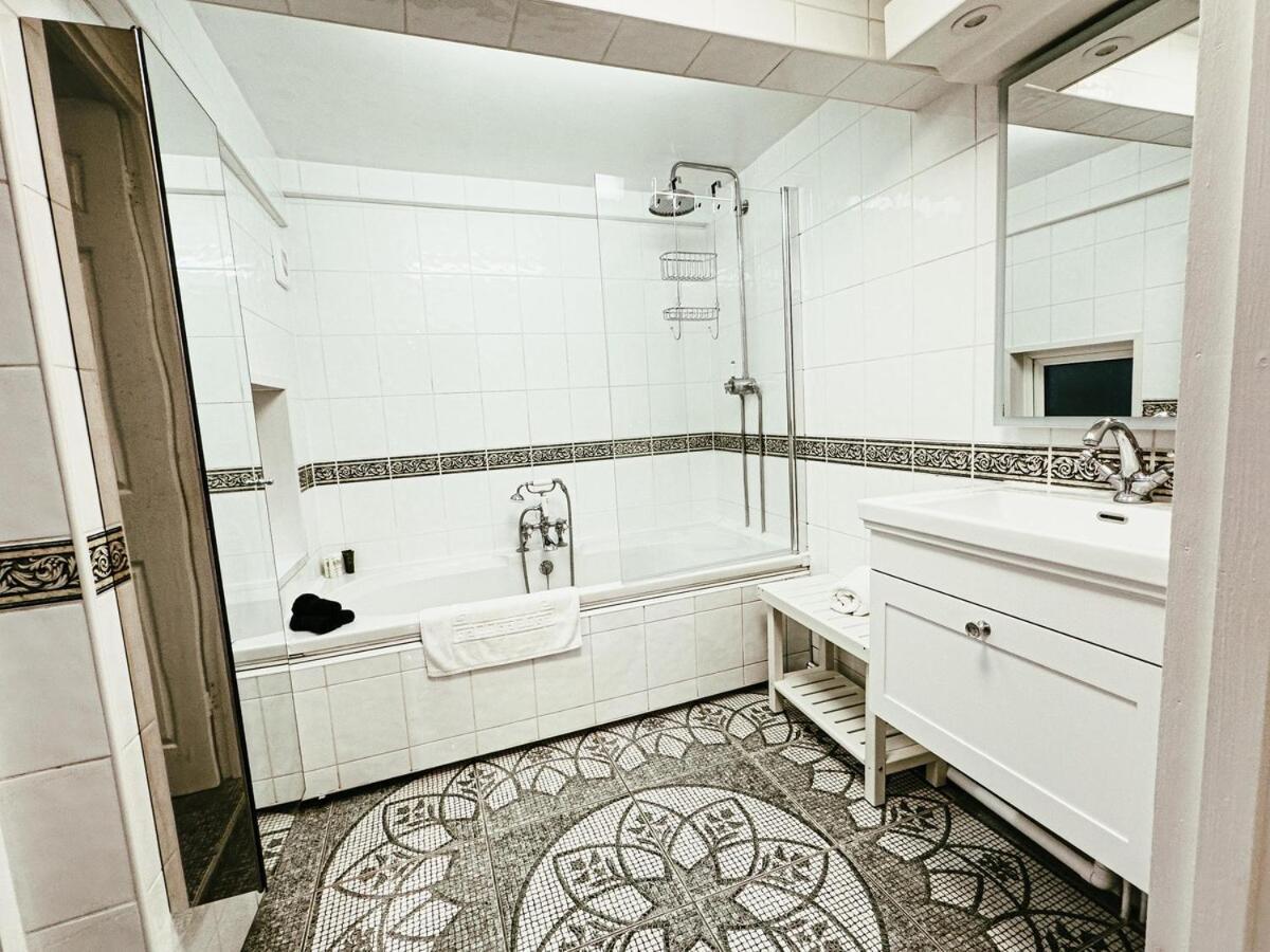 Basement Beauty Bennett Street Apartment *